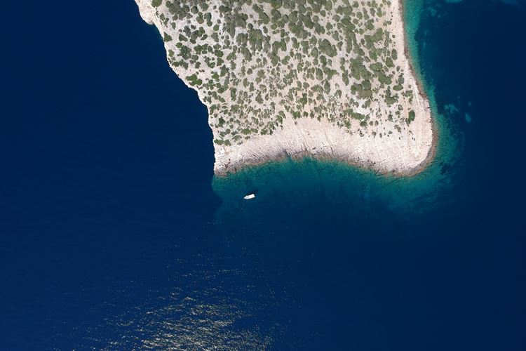 Polaris kotví u ostrova Velký Rašip v NP Kornati